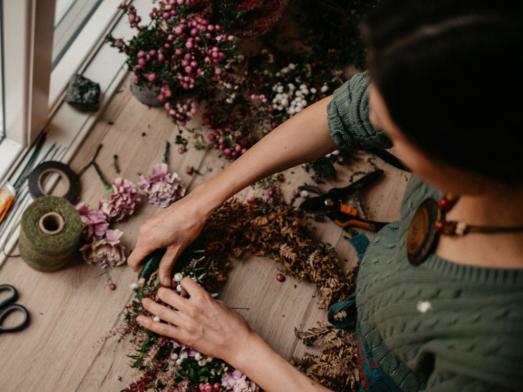 Cathrine skapar krans