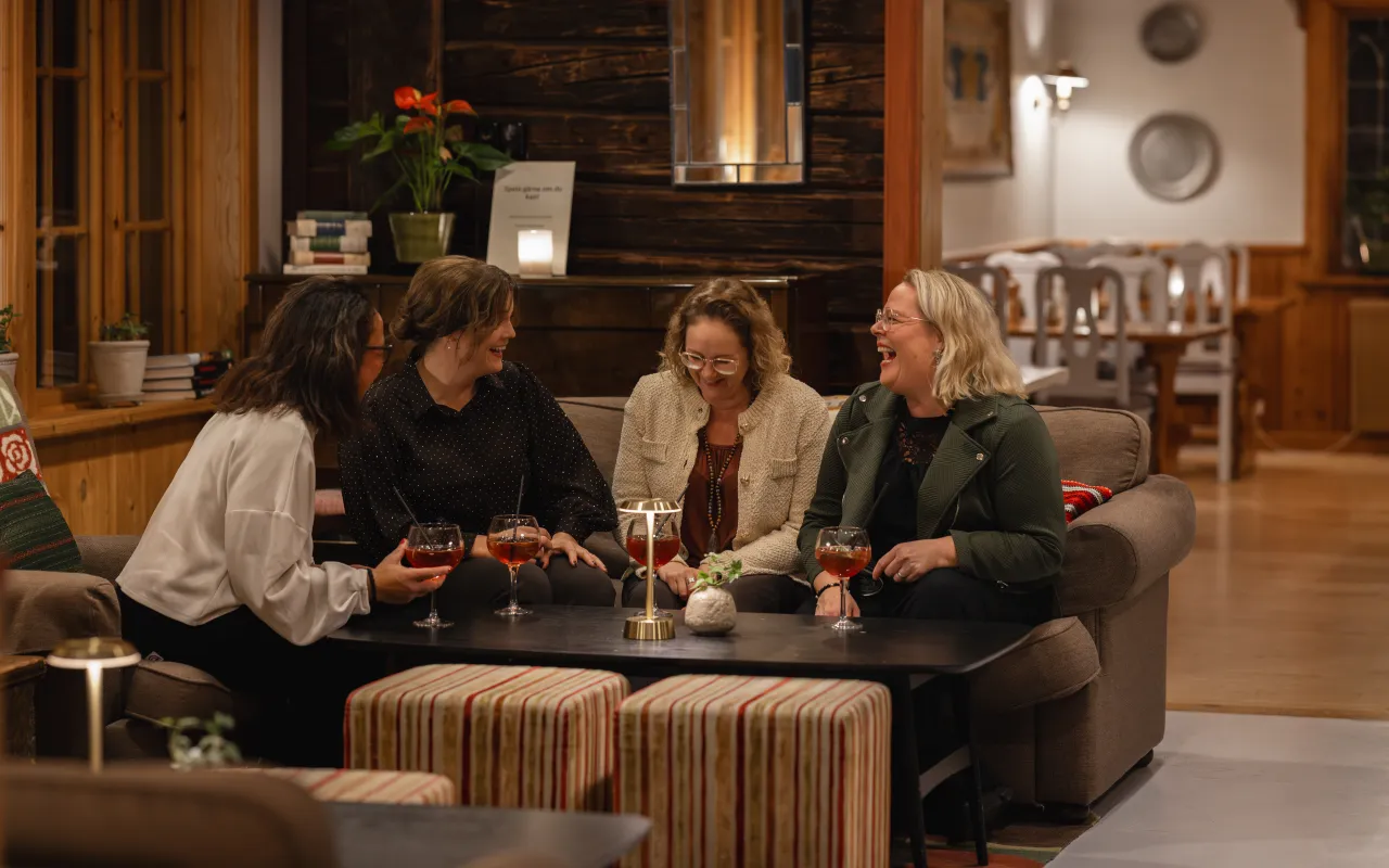 Sällskap som minglar i loungen.