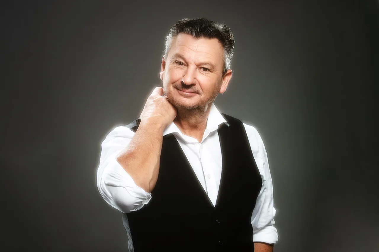 Porträttbild på musikalartisten Anders Ekborg.