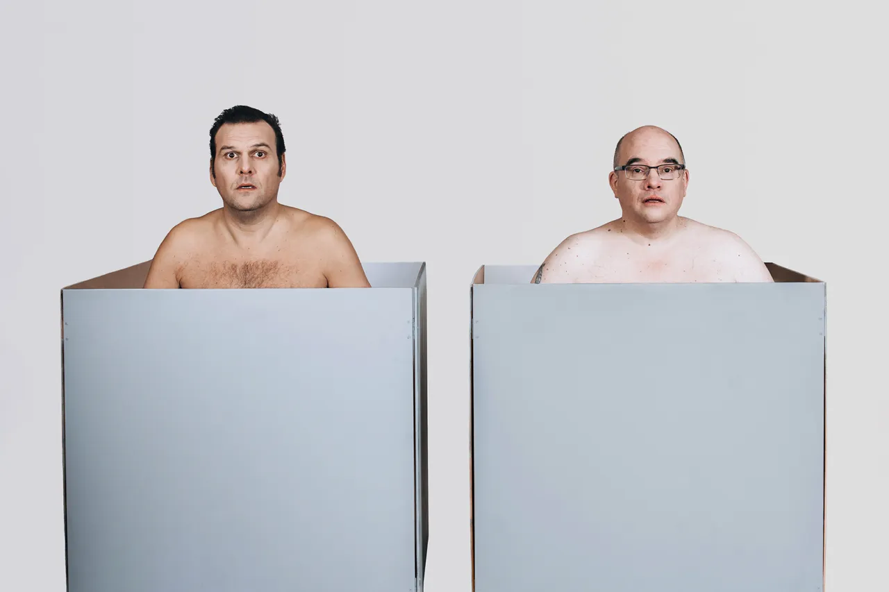 Humorduo gör föreställningen Kränkt var det här på Klockargården.