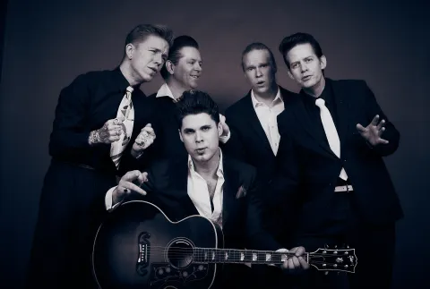 Hyllningsbandet A date with Elvis till Klockargården.