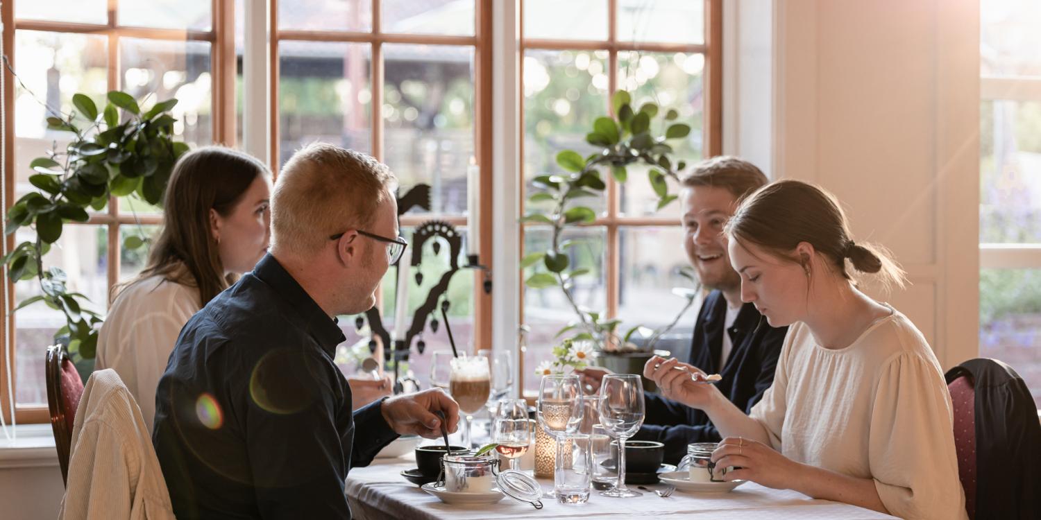 Gäster äter mat i restaurangen